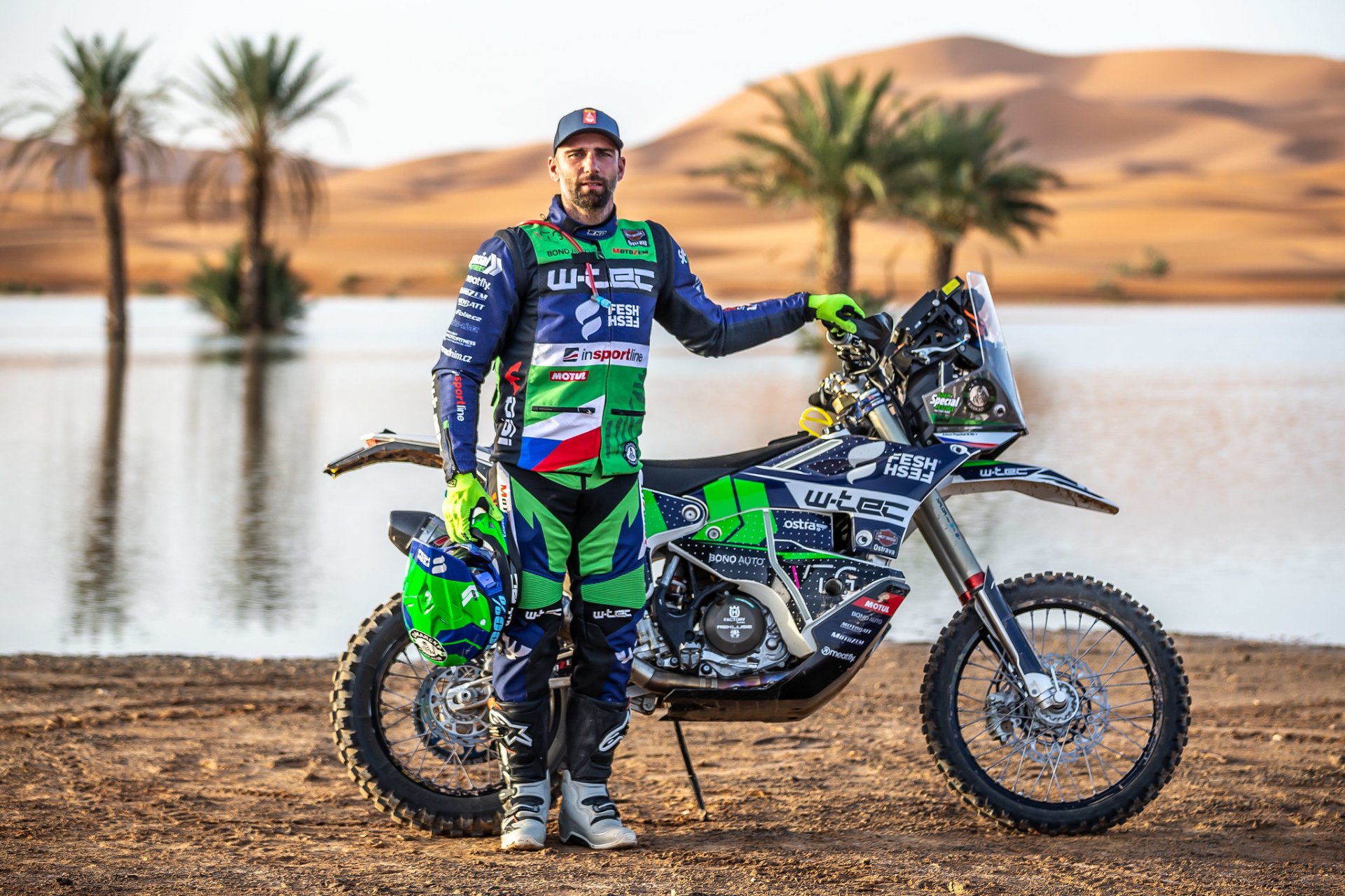 Adam Peschel z týmu FESH FESH před startem na Rally du Maroc