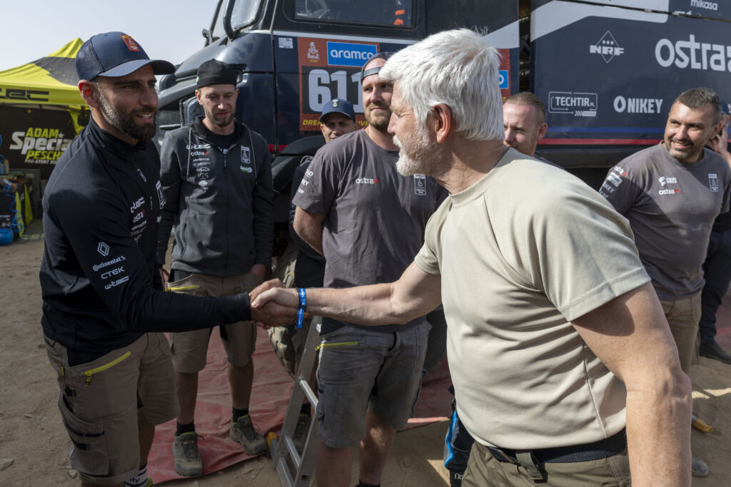 Prezident Petr Pavel podpoří české týmy na Rallye DAKAR